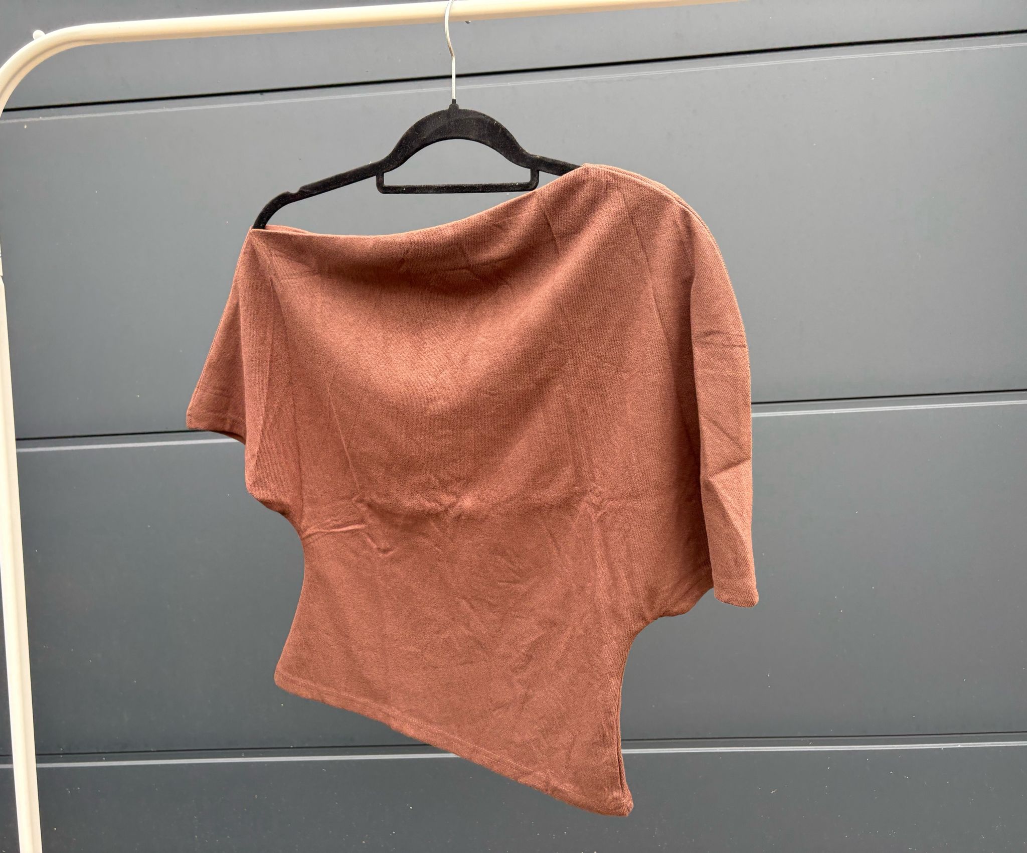 Lucce Off-Shoulder top - Bruin